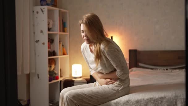 女人的肚子痛 肚子痛 肚子痛或月经痛 腹泻和疼痛期概念 — 图库视频影像