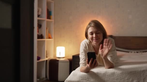 Šťastné Usměvavé Blondýny Žena Pyžamu Ležící Posteli Útulný Pohodlný Domov — Stock video
