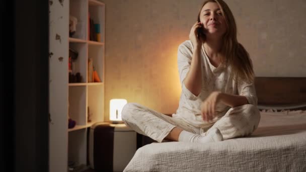 Kvinna Som Arbetar Hemifrån Flicka Hem Kläder Pyjamas Talar Mobiltelefon — Stockvideo