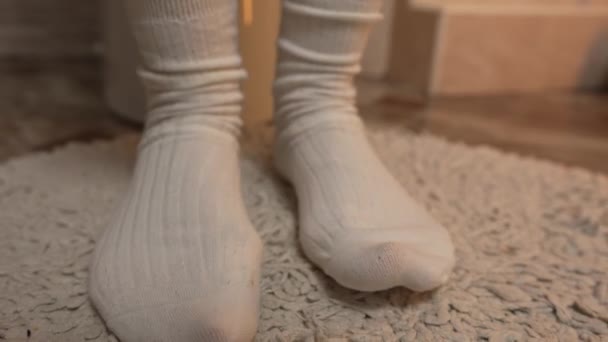 Close Pernas Mulher Brinca Com Dedos Dos Pés Tapete Banheiro — Vídeo de Stock