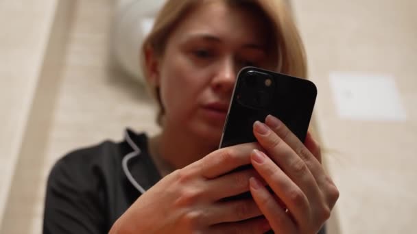 Visão Frontal Menina Bate Papos Smartphone — Vídeo de Stock