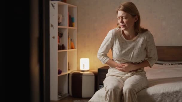 Γυναίκα Που Υποφέρει Από Στομαχόπονο Κάθεται Στην Τουαλέτα Κρατώντας Κοιλιά — Αρχείο Βίντεο