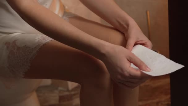 Een Meisje Witte Nachtjapon Zit Het Toilet Scheurt Een Stuk — Stockvideo