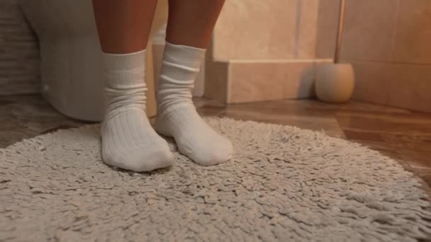 Kamera Hladce Přiblíží Nohy Ženy Bílých Teplých Ponožkách Bílém Rohožce — Stock video