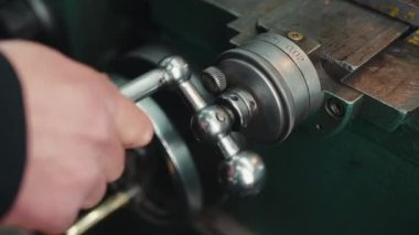 İşten önce torna tezgahının ince ayarı, bir çeviricinin eli sıkı bir iş gününden önce metal işçiliği torbasını ayarlar.