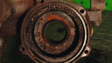 Arabanın iç motor parçası türbini pas ve karbon yataklarıyla dolu.