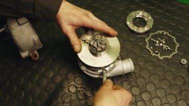 Bir otomobil türbininin ayarları test ediliyor ve bitiriliyor