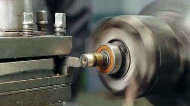 Torna makinesinin metali kesme kısmı ve kesme çiplerinin yakın çekim işlemleri