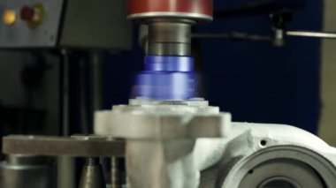 Torna tezgahında matkap olan bir metal işçiliğinin iç kanalı.