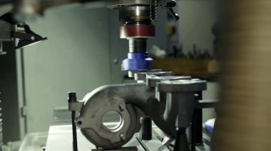 Torna tezgahında matkap olan metal bir iş aracı türbini.