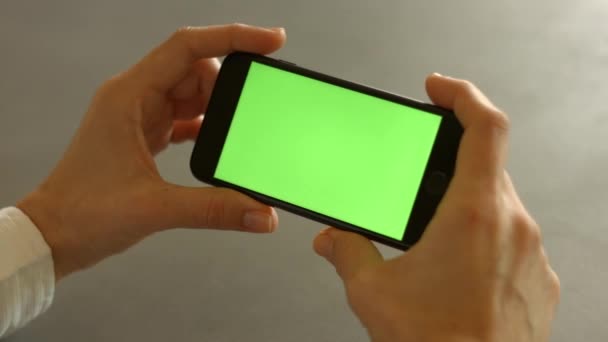 Homem Segurando Telefone Celular Tela Verde Alta Resolução Imagens Fullhd — Vídeo de Stock