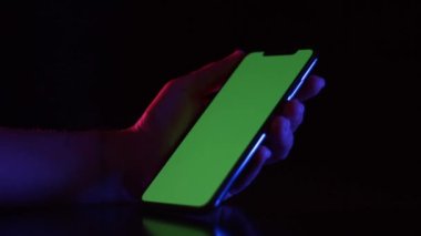 Yeşil ekranlı el ele tutuşan cep telefonu. Yüksek kaliteli FullHD görüntüler