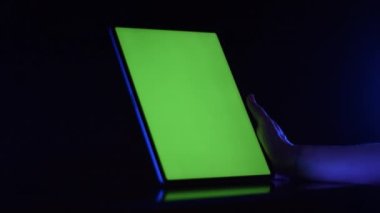 Tablet üzerindeki yeşil ekranlı el kaydırma resmi. Yüksek kaliteli FullHD görüntüler