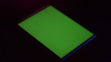 Kullanıcı yeşil ekran tabletinden sola kayıyor. Yüksek kaliteli FullHD görüntüler