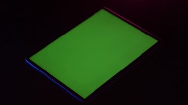 Kullanıcı yeşil ekranlı tablet üzerinde kayıyor. Yüksek kaliteli FullHD görüntüler