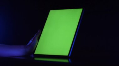 Kullanıcı yeşil ekran tabletinden sola kayıyor. Yüksek kaliteli FullHD görüntüler