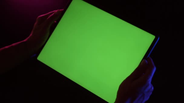 緑の画面のタブレットを保持手 高品質のフルHd映像 — ストック動画