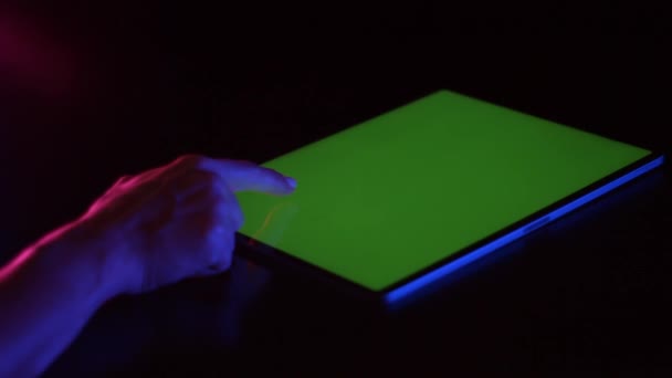 Ręce Trzymające Zieloną Tabletkę Wysokiej Jakości Materiał Filmowy Fullhd — Wideo stockowe