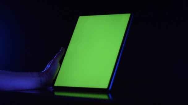 Uživatel Přejde Vlevo Tabletu Zelenou Obrazovkou Vysoce Kvalitní Fullhd Záběry — Stock video
