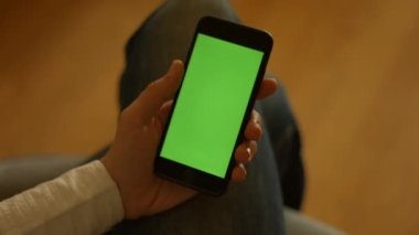 kullanıcı yeşil ekranlı telefona yaklaşıyor. Yüksek kaliteli FullHD görüntüler