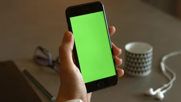 Utilisateur Tient Smartphone Avec Écran Vert Glisse Vers Gauche Des — Video