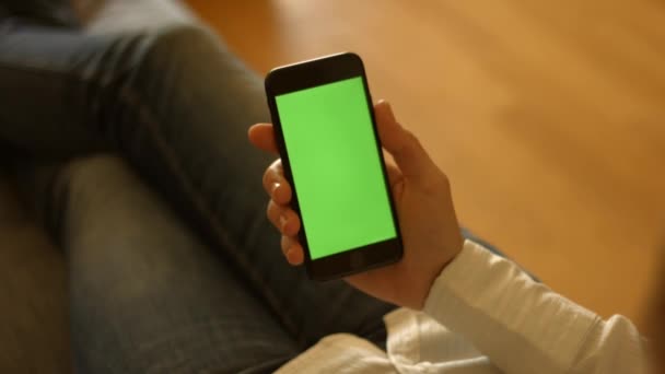 Användaren Håller Smartphone Med Grön Skärm Högkvalitativ Fullhd Film — Stockvideo