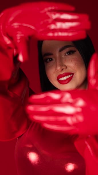 Девушка Красной Одежде Красном Фоне Позируя Видео — стоковое видео