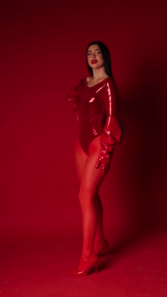 Девушка Красной Одежде Красном Фоне Позируя Видео — стоковое видео