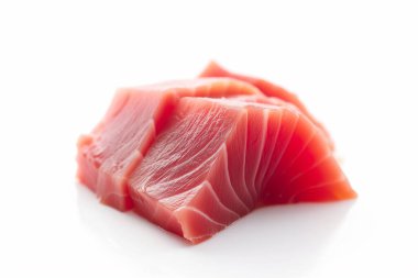 Beyaz arka planda izole edilmiş ton balığı dilimi. Yüksek kalite fotoğraf