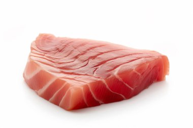 Beyaz arka planda izole edilmiş ton balığı dilimi. Yüksek kalite fotoğraf