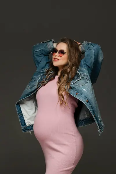 Μια Έγκυος Γυναίκα Είναι Κομψά Ντυμένη Ένα Ροζ Φόρεμα Συνδυασμό Φωτογραφία Αρχείου
