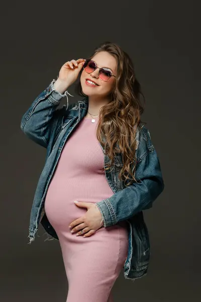 Μια Έγκυος Γυναίκα Είναι Κομψά Ντυμένη Ένα Ροζ Φόρεμα Συνδυασμό Royalty Free Φωτογραφίες Αρχείου