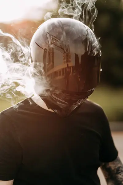 Ένας Άνδρας Που Φοράει Κράνος Καπνό Βγαίνει Από Αυτό Χαρούμενη Εικόνα Αρχείου