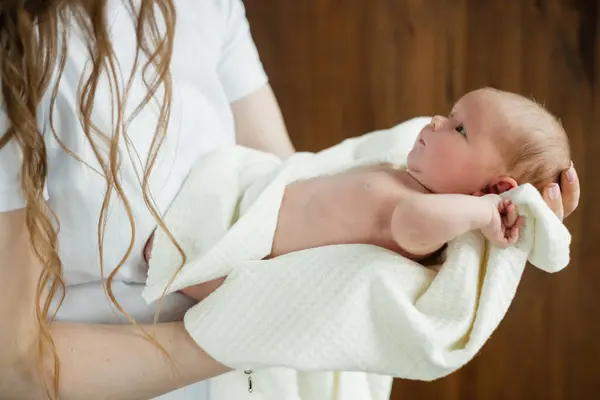 Γυναίκα Αγκαλιάζει Ένα Νεογέννητο Μωρό Μια Λευκή Κουβέρτα Αντίχειράς Της Εικόνα Αρχείου