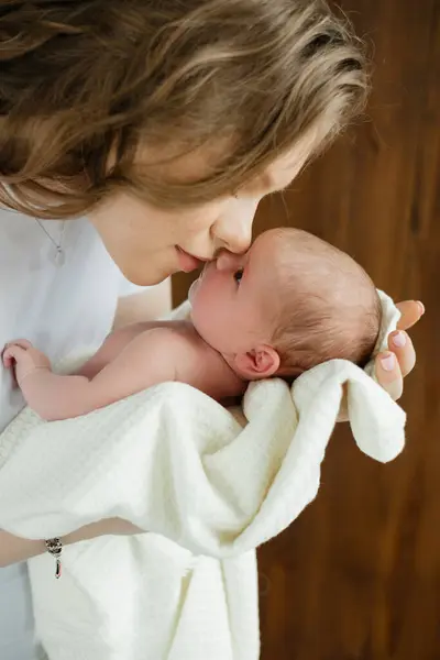 Γυναίκα Φιλάει Απαλά Μωρό Της Στο Μάγουλο Παρέχοντας Άνεση Και Royalty Free Φωτογραφίες Αρχείου