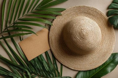 Canlı tropikal yapraklar arasında şık bir hasır şapka. Somut yaz titreşimleri ve rahatlama için mükemmel.