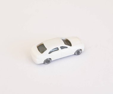 Beyaz arkaplanda beyaz minyatür araba , 