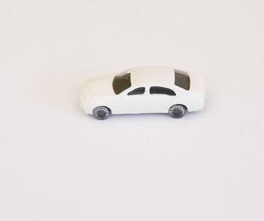 Beyaz arkaplanda beyaz minyatür araba , 