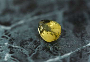 Altın sarısı sitrin taşı, siyah-beyaz sırtta, siyah-beyaz mermer, yakın görüş, 3 boyutlu.