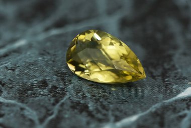 Altın sarısı sitrin taşı, siyah-beyaz sırtta, siyah-beyaz mermer, yakın görüş, 3 boyutlu.