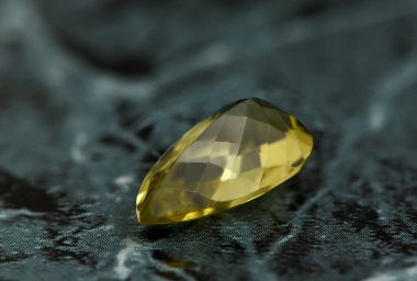 Altın sarısı sitrin taşı, siyah-beyaz sırtta, siyah-beyaz mermer, yakın görüş, 3 boyutlu.