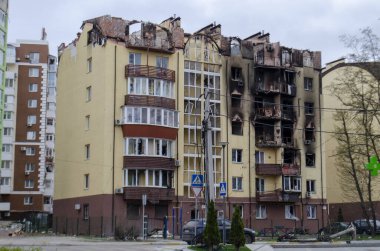 Yıkılmış ev. Rusya 'nın Ukrayna' ya karşı savaşı. Irpen sokaklarında yıkılan binalar. Kırık, kabuklu camlar. Füzeler tarafından vurulduktan sonra binalar.