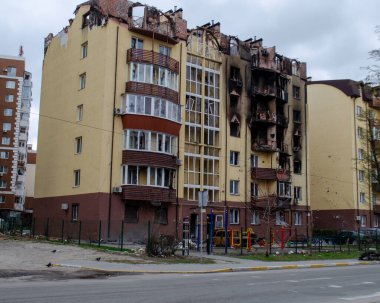 Yıkılmış ev. Rusya 'nın Ukrayna' ya karşı savaşı. Irpen sokaklarında yıkılan binalar. Kırık, kabuklu camlar. Füzeler tarafından vurulduktan sonra binalar.