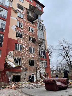 Irpen 'de yıkılmış bir evi temizliyorum. Rus saldırısı Ukrayna 'ya karşı. Füze saldırısı sonrası temizlik yapılıyor.