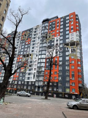 Irpen 'de yıkılmış evler. Eve roket saldırısı. Yanmış ev. Yıkılmış ev. Rusya 'nın Ukrayna' ya karşı savaşı. Irpen sokaklarında yıkılan binalar. Kırık, kabuklu camlar. Daha sonra binalar 