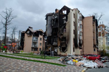 Yıkılmış ev. Rusya 'nın Ukrayna' ya karşı savaşı. Irpen sokaklarında yıkılan binalar. Kırık, kabuklu camlar. Füzeler tarafından vurulduktan sonra binalar.
