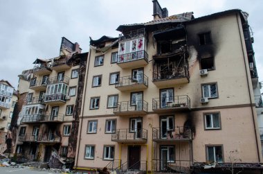 Yıkılmış ev. Rusya 'nın Ukrayna' ya karşı savaşı. Irpen sokaklarında yıkılan binalar. Kırık, kabuklu camlar. Füzeler tarafından vurulduktan sonra binalar.