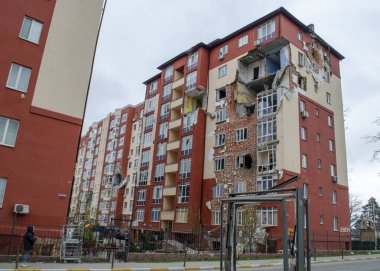 Irpen 'de yıkılmış evler. Eve roket saldırısı. Yanmış ev. Yıkılmış ev. Rusya 'nın Ukrayna' ya karşı savaşı. Irpen sokaklarında yıkılan binalar. Kırık, kabuklu camlar. Daha sonra binalar 