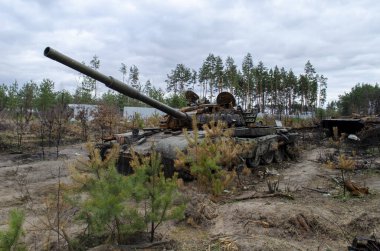 IRPIN, UKRAINE - Kırık tanklar, savaş araçları ve Irpin 'deki Rus işgalcilerin diğer yanmış askeri ekipmanları, Ukrayna ordusu tarafından yakılan Rus tankı. Kiev bölgesi