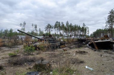 IRPIN, UKRAINE - Kırık tanklar, savaş araçları ve Irpin 'deki Rus işgalcilerin diğer yanmış askeri ekipmanları, Ukrayna ordusu tarafından yakılan Rus tankı. Kiev bölgesi